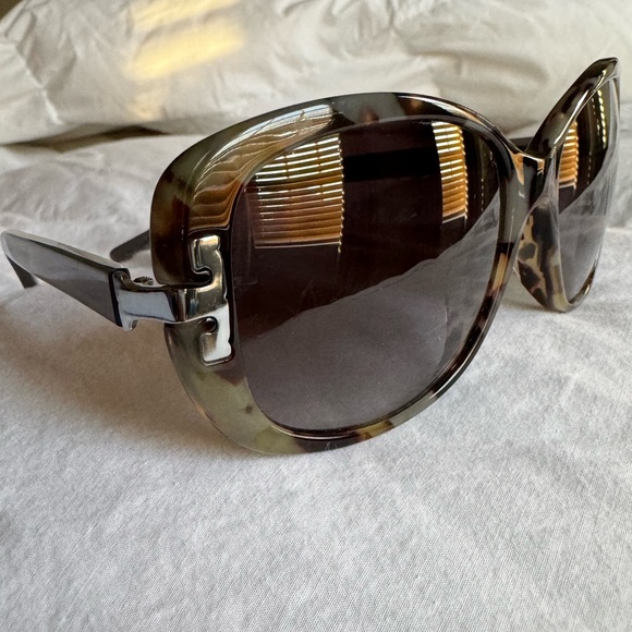 Tory Burch Rectangle Porchini Tortoise Shell/Milky Grey Sunglasses EUC - Picture 2 of 9